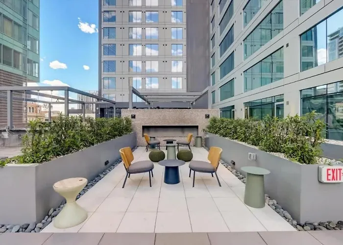 Boulevard Skyline Rooftop Pool Gym & Parking Apartment